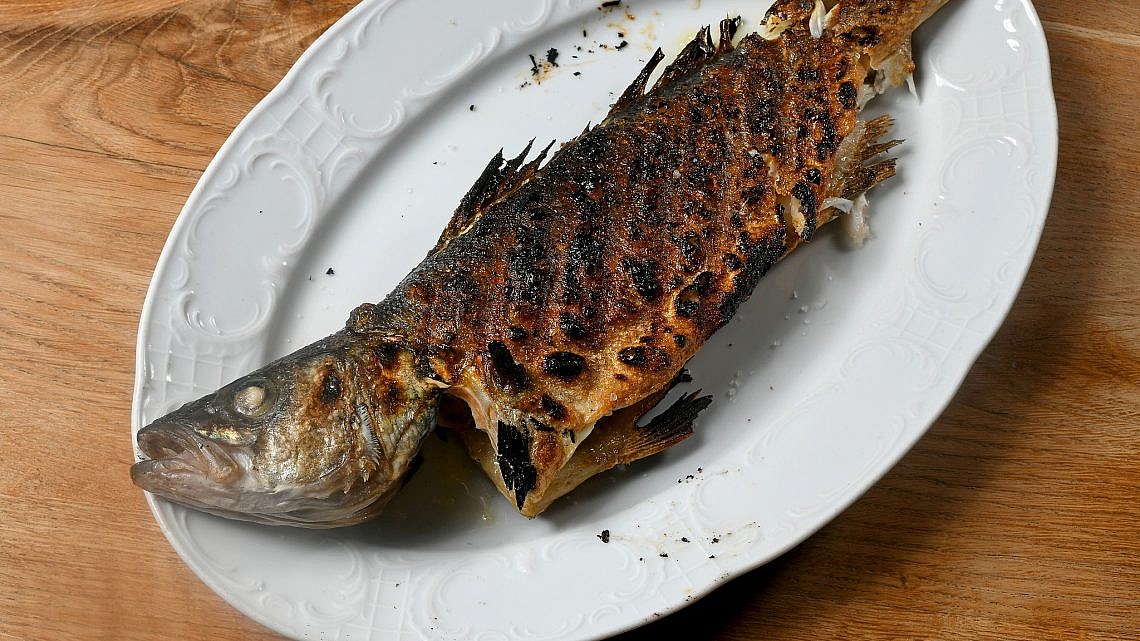 דג שלם על האש של שף יחי זינו. צילום: רן בירן