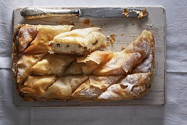 פחלבה גיאורגית עם גבינה וצימוקים של אירמה קזר. צילום: דניאל לילה | סגנון: תמי סגל