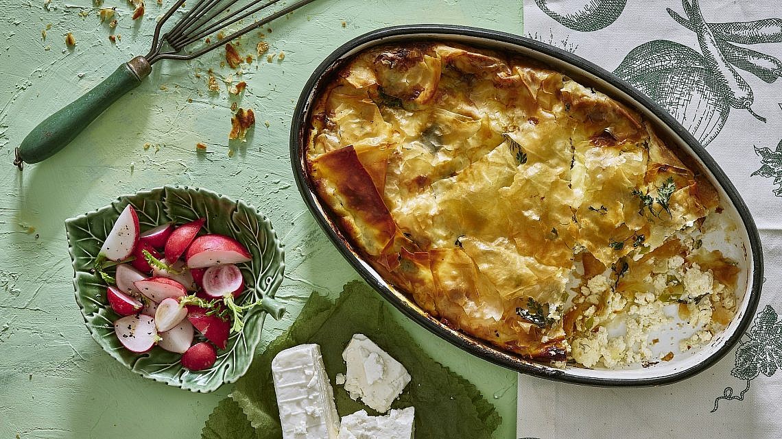 בניצה – מאפה פילו בולגרי עם גבינות. צילום: אנטולי מיכאלו. סטיילינג: תמי סגל