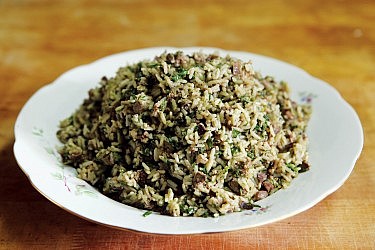 ‎באחש — אורז בוכרי עם קורקבנים וכבד. צילום עמית שעל