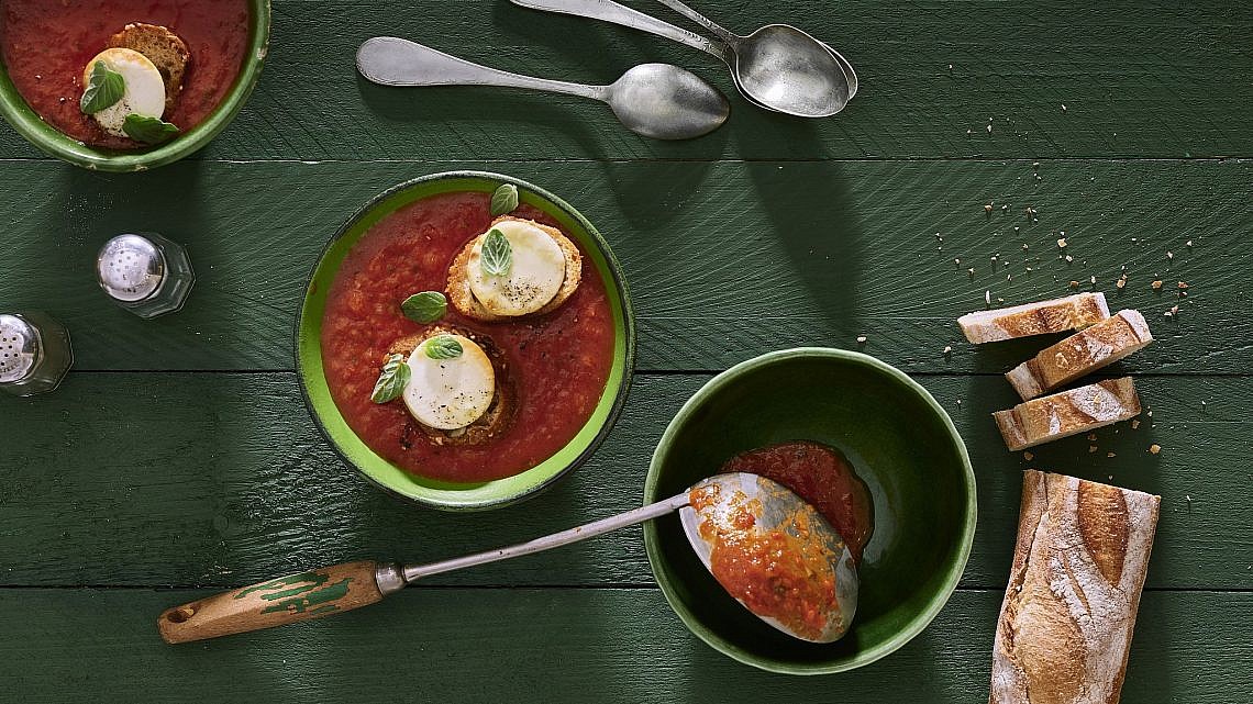 מרק עגבניות עם טוסטוני גבינת עיזים של אורלי פלאי ברונשטיין. צילום: אנטולי מיכאלו. סטיילינג: תמי סגל