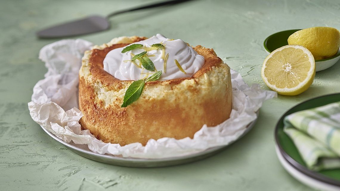 עוגת גבינה אפויה של פעם של אורלי פלאי ברונשטיין. צילום: אנטולי מיכאלו. סטיילינג: תמי סגל