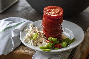 מגדל עגבניותשל שף איתי בידרמן, קפה איטליה. צילום: אנטולי מיכאלו