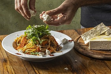 ספגטי עם ירקות וגבינה בולגרית של שף שלומי סולומון, אמורה מיו. צילום: אנטולי מיכאלו