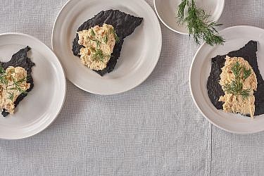 רייט סלמון וחמאה של שף חגי לרנר. צילום: אנטולי מיכאלו. סטיילינג: דיאנה לינדר