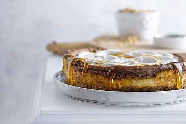 עוגת גבינה אפויה עם ברינזה של מיכל בוטון. צילום: רונן מנגן. סטיילינג: עמית פרבר