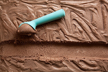 גלידת שוקולד קלה של מורן לילה. צילום: דניאל לילה. סגנון: עמית פרבר