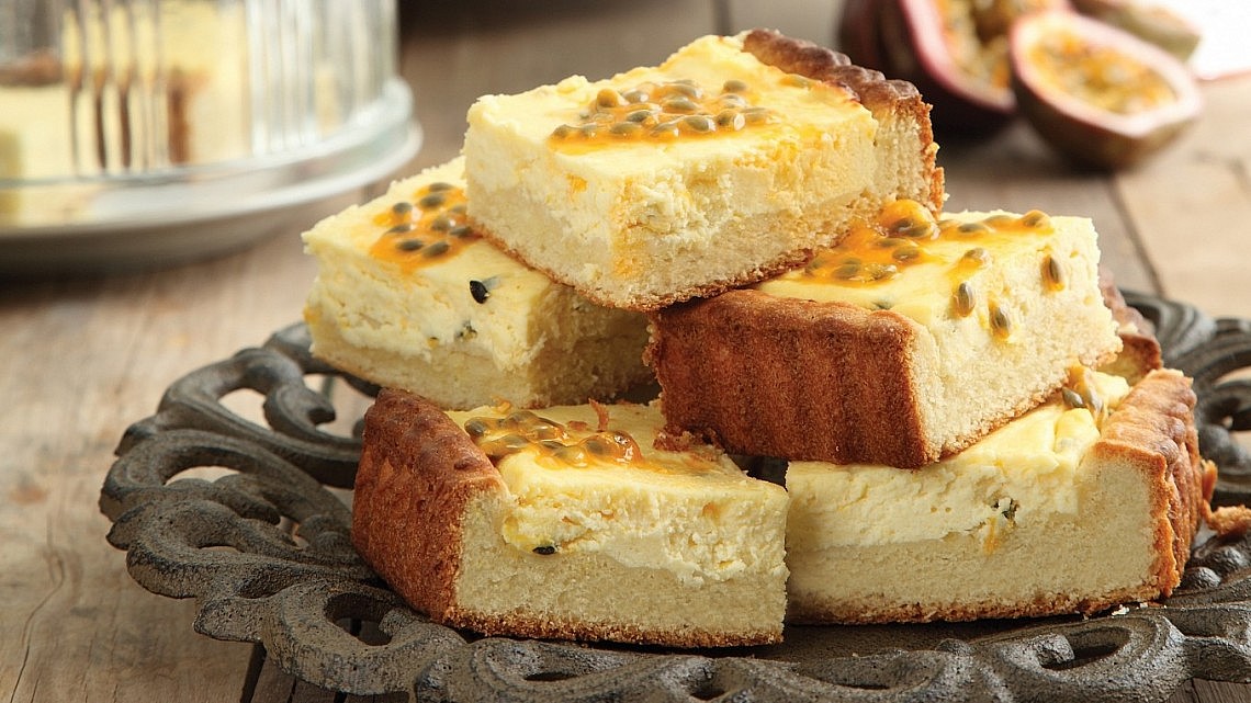 עוגת גבינה של סבתות בתוספת פסיפלורה של מיכל מוזס. צילום: דנה ויינר. סטיילינג: אוריה גבע