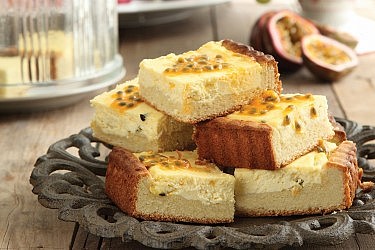 עוגת גבינה של סבתות בתוספת פסיפלורה של מיכל מוזס. צילום: דנה ויינר. סטיילינג: אוריה גבע