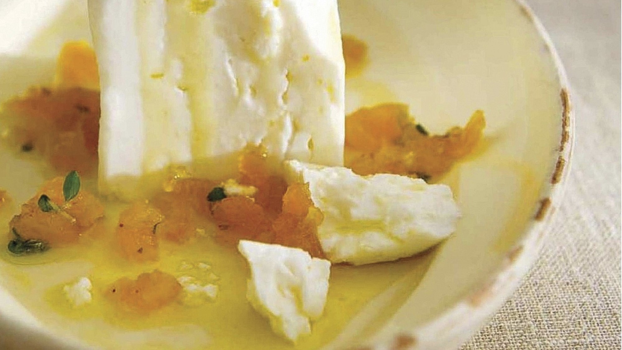גבינת פטה עם טפנאד משמשים מיובשים של שף ארז ארז קומרובסקי. צילום: ארז בן שחר. סטיילינג: נורית קריב