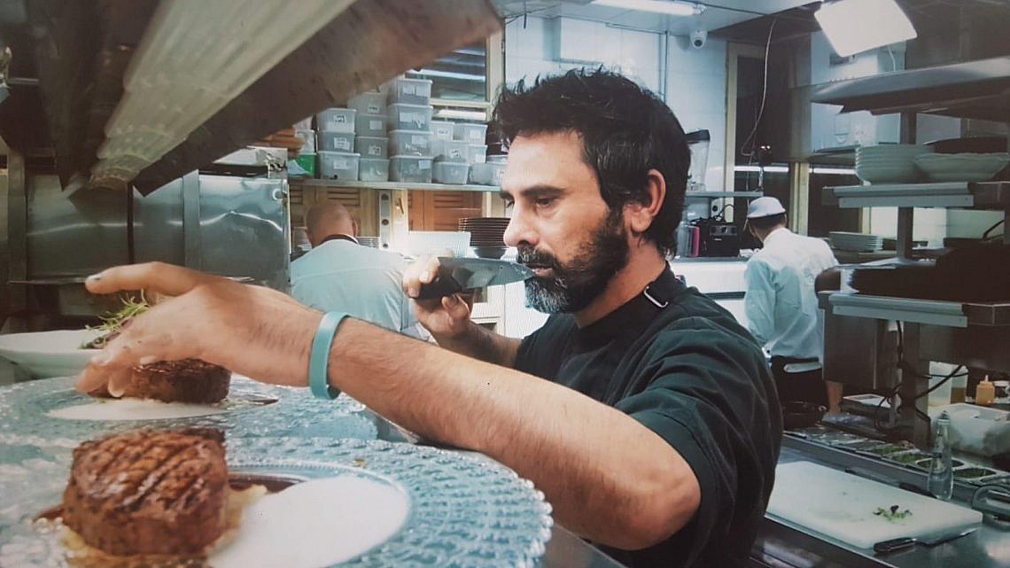 שף גולן גורפינקל במסעדת דלאל. צילום מתוך "טעם לחיים"