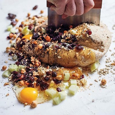 לחמניות כוסמין ומוזלי מתוך הספר "Breaking Breads" של אורי שפט. צילום : Con Poulos