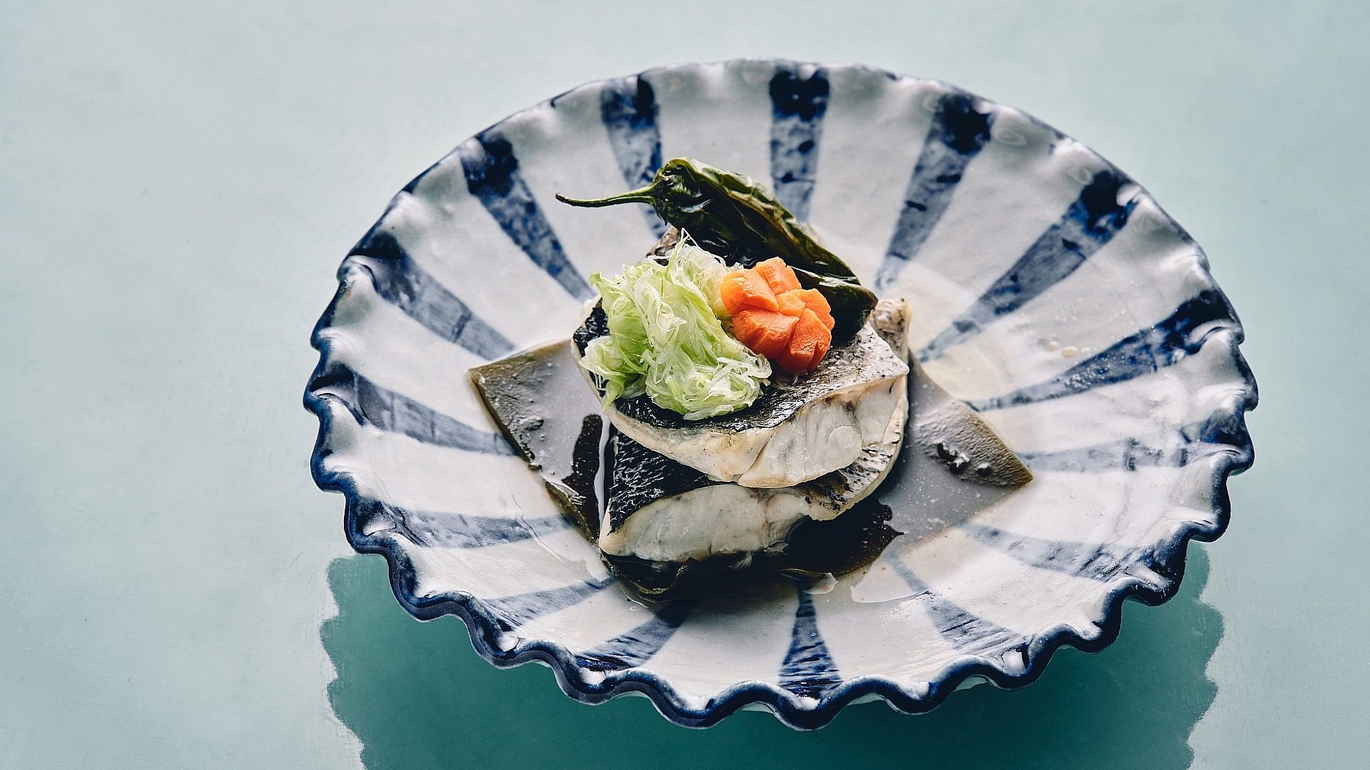 דג מאודה בסאקה עם צ'ירזו- ויניגרט יפני מסורתי של שף מאסאקי סוגיסאקי. צילום: אמיר מנחם. סטיילינג: דיאנה לינדר