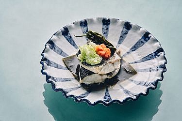 דג מאודה בסאקה עם צ'ירזו- ויניגרט יפני מסורתי של שף מאסאקי סוגיסאקי. צילום: אמיר מנחם. סטיילינג: דיאנה לינדר