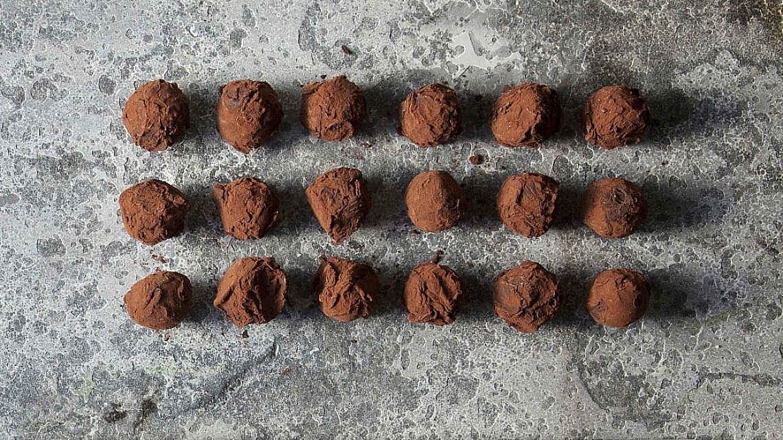 טראפלס שוקולד מרציפן ובונבונים של אגוזי לוז של רות אוליבר צילום: דניאל לילה | סגנון: עמית פרבר