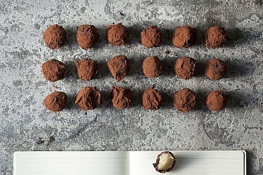 טראפלס שוקולד מרציפן ובונבונים של אגוזי לוז של רות אוליבר צילום: דניאל לילה | סגנון: עמית פרבר