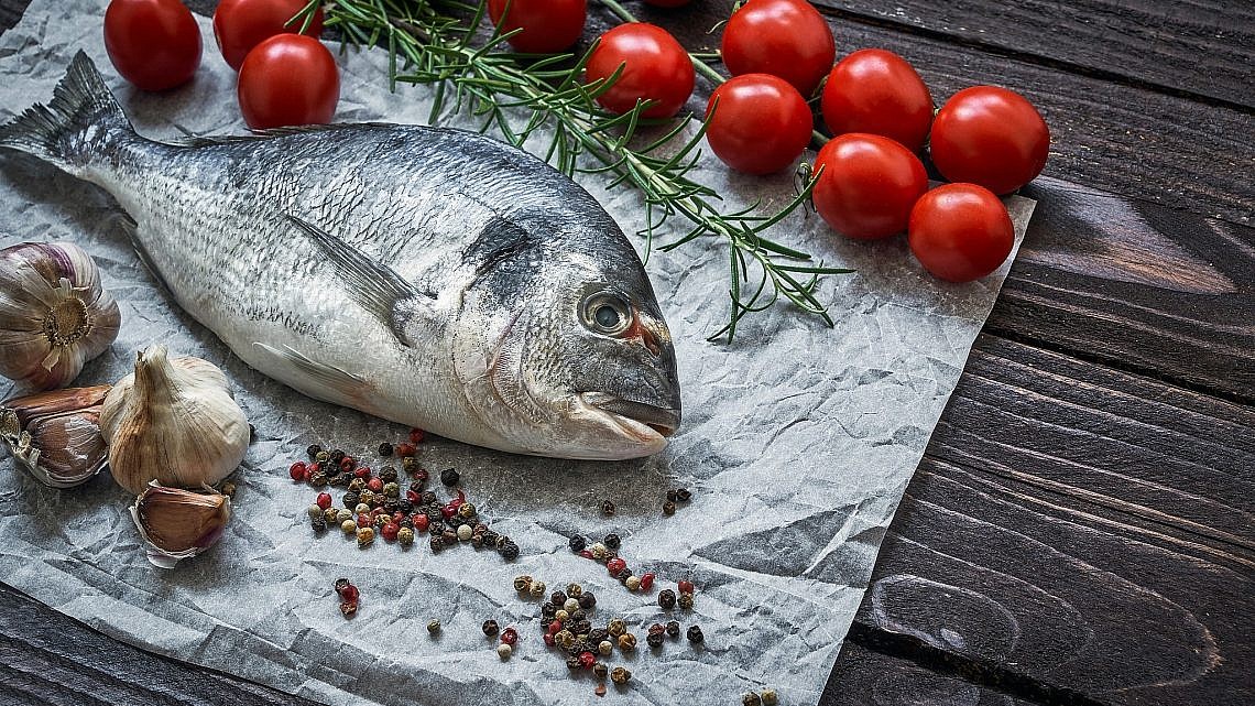 דג שלום בתנור עם שומר וכל סוגי העגבניות של זהר ורן שמואלי. צילום: shutterstock