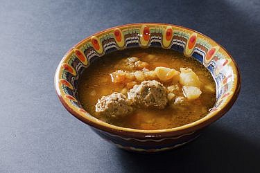 צ'ורבה קון פֶּרישוֹאָרֶה (מרק צ'ורבה עם כדורי בשר). צילום: shutterstock