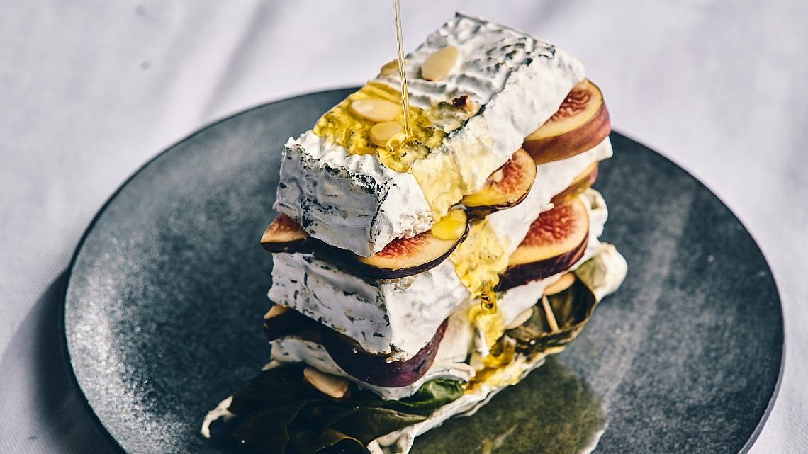 כיכר גבינה עם מנגולד ותאנים של הדיי עפאים. צילום: אמיר מנחם. סטיילינג: דלית רוסו