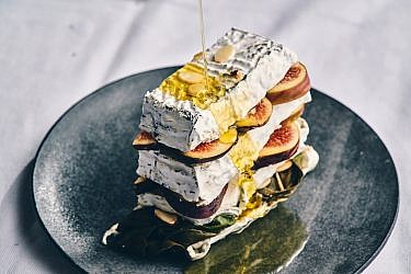 כיכר גבינה עם מנגולד ותאנים של הדיי עפאים. צילום: אמיר מנחם. סטיילינג: דלית רוסו