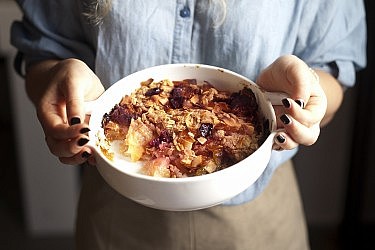 קראמבל סולת ופירות עם קרם יוגורט-מסקרפונה ותבלינים של תולי ומגי (פיינגולד) ביבי. צילום: דניאל לילה