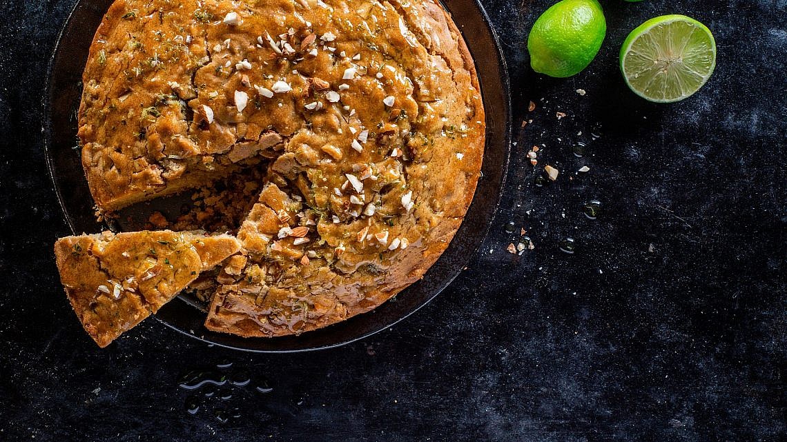 עוגת תפוחים, דבש ושמן זית של שף אודי ברקן. צילום: אסף קרלה. סטיילינג: דלית רוסו