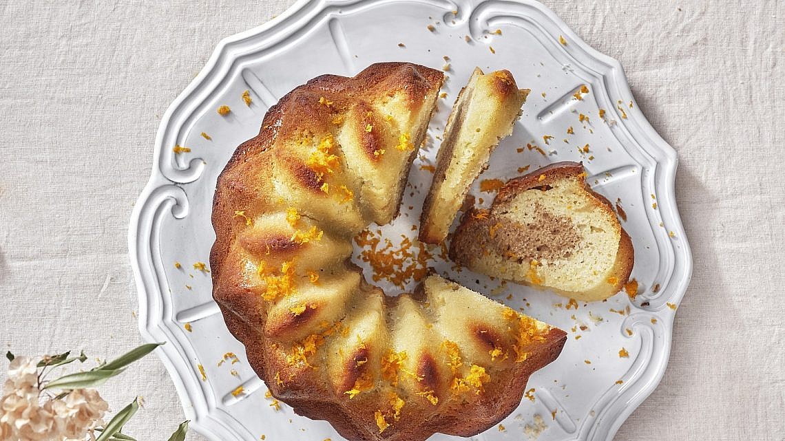 עוגת דבש, תפוזים ותמרים של רותם ליברזון. צילום: אנטולי מיכאלו. סטיילינג: דינה אוסטרובסקי וירדן יעקובי