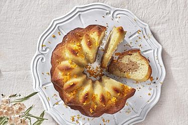עוגת דבש, תפוזים ותמרים של רותם ליברזון. צילום: אנטולי מיכאלו. סטיילינג: דינה אוסטרובסקי וירדן יעקובי