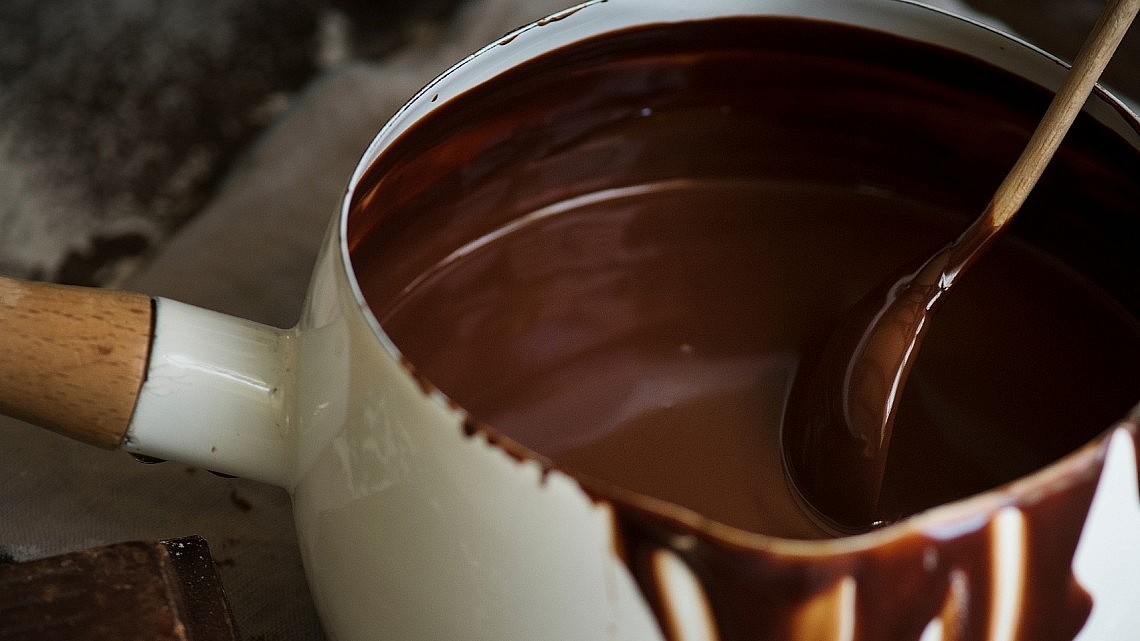 רוטב פאדג' שוקולד של רות אוליבר. צילום: shutterstock