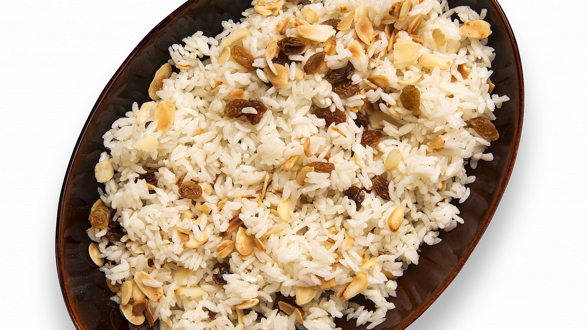 אורז לבן עם שקדים וצימוקים. צילום: shutterstock