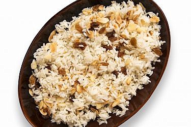 אורז לבן עם שקדים וצימוקים. צילום: shutterstock