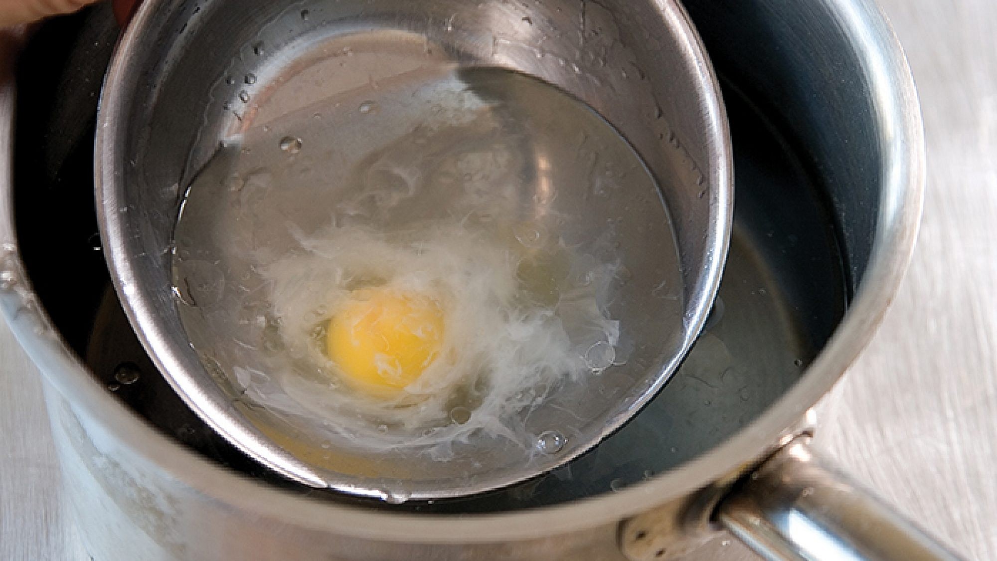 ביצה עלומה - מתכון בסיסי של מיכל מוזס. צילום: דניאל לילה. סטיילינג: טליה אסיף