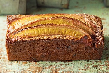 עוגת בננות עם שברי שוקולד מתוך הספר "אפייה טובה עם מיקי שמו". צילום: דניאל לילה; סטיילינג: עמית פרבר