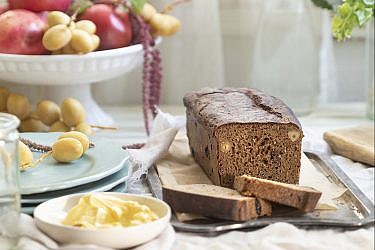 לחם כוסמין ופירות יבשים של קרן ויעל סלע-גפן. צילום: דניאל לילה. סטיילינג: דיאנה לינדר