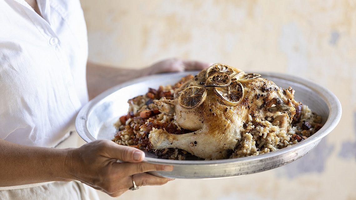 עוף צלוי עם אורז, דלעת ותמרים של קרן ויעל סלע-גפן. צילום: דניאל לילה. סטיילינג: דיאנה לינדר