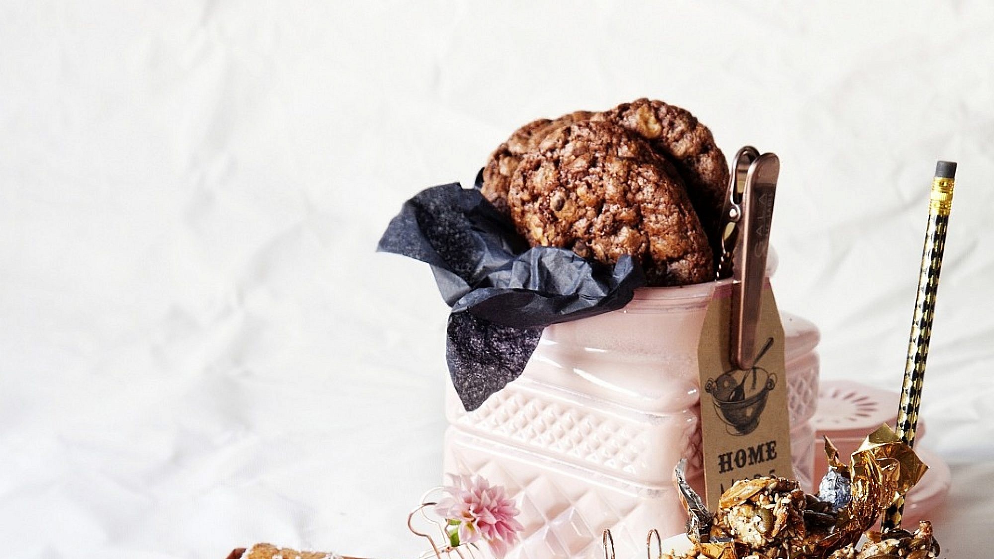 עוגיות שוקולד צ'יפס ואגוזים של מיכל מנדלסון. צילום: דניאל לילה. סגנון: דלית רוסו