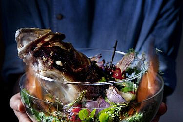 קדרה בוערת של דג וירקות צלויים בתנור של אלדד שמואלי. צילום: דניאל לילה. סטיילינג: עמית פרבר