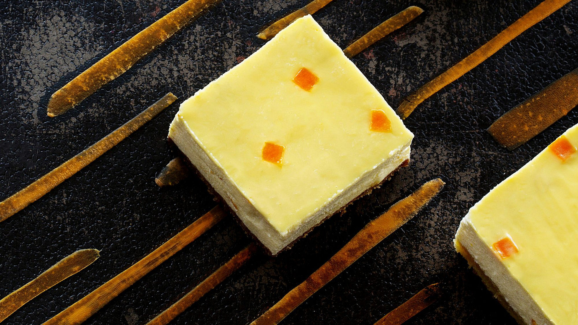עוגת גבינה וקליפות תפוזים מסוכרות של מיכל בוטון. צילום: Krysztof Kozanowski — Magazine Usta