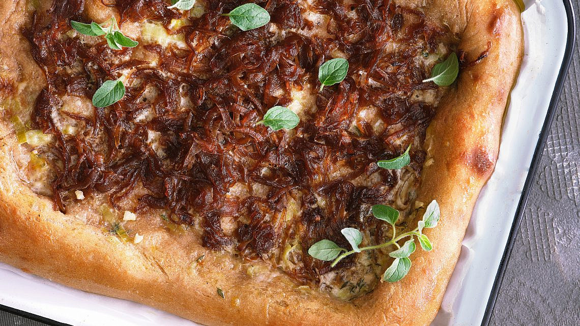 פיצה טורטייה כוסמין עם ריבת בצל של בת חן דיאמנט. צילום: אנטולי מיכאלו. סטיילינג: ענת לבל