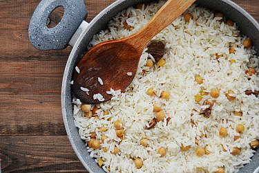 סירקניז – תבשיל אורז, בשר וחומוס. צילום: shutterstock