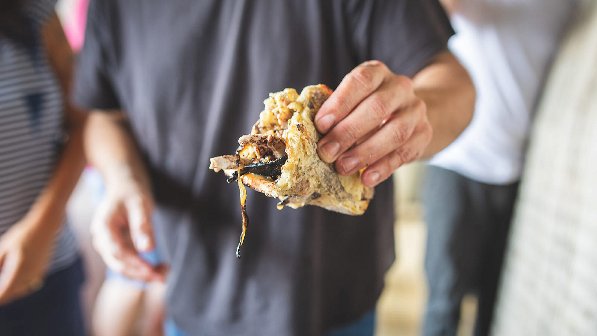 עוף מפורק על לחם נאן ובצל מטוגן של  עינב אזגורי. צילום: שני בריל