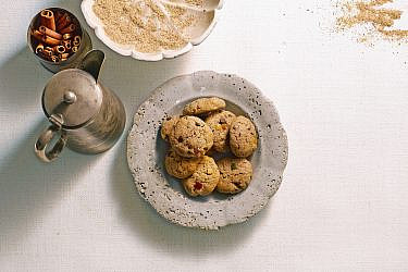 עוגיות חוויאג' ופירות מיובשים של אורלי פלאי-ברונשטיין | צילום: רונן מנגן | סגנון: עמית פרבר