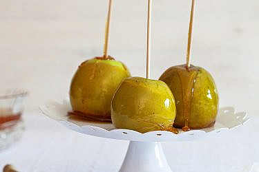תפוחים מקורמלים בדבש של רונית צין קרסנטי | צילום: שרית גופן | סגנון: טל סיון-צפורין
