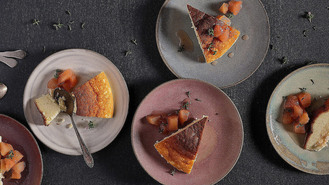 עוגת גבינה של רבקה ויזנפלד. צילום: אנטולי מיכאלו. סטיילינג: דינה אוסטרובסקי וירדן יעקובי. כלים: ורד טנדלר דיין