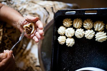 עוגיות תמרים - מעמול עכואי של נשאת עבאס | צילום: דניאל לילה| סגנון: עמית פרבר