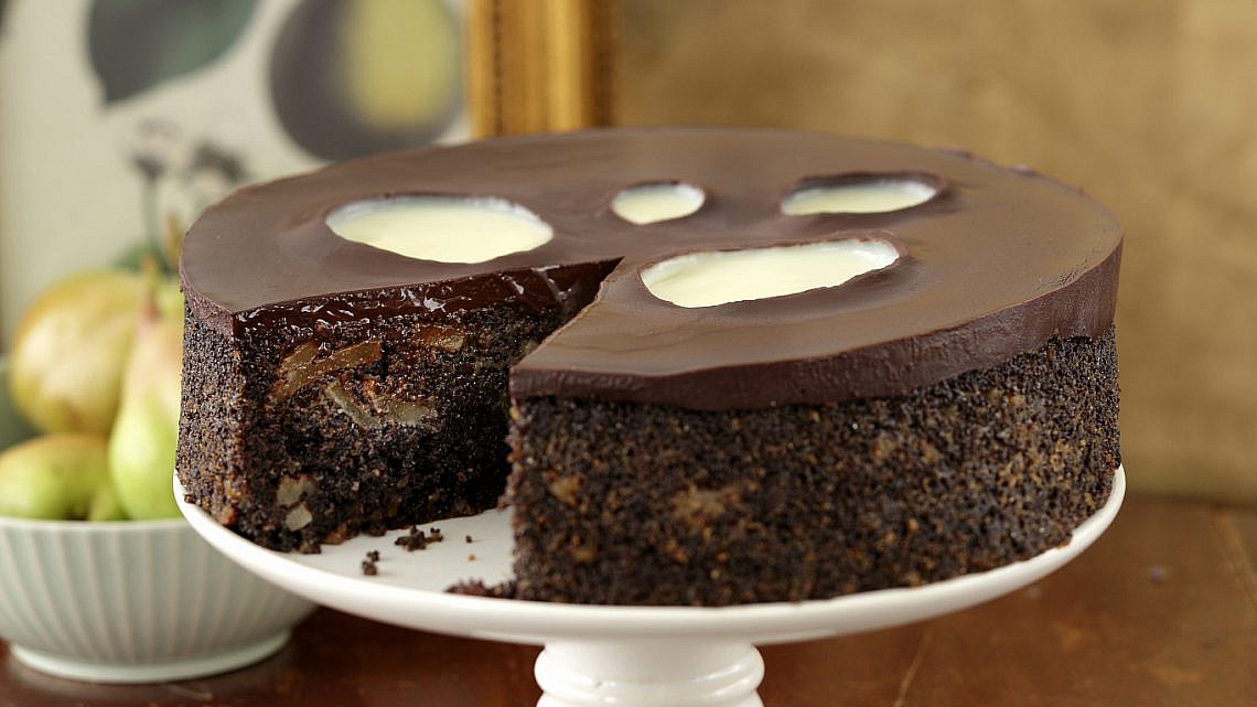 עוגת פרג, שוקולד, פקאנים ואגסים של נעמה נויהאוז | צילום: דניה ויינר | סגנון: אוריה גבע