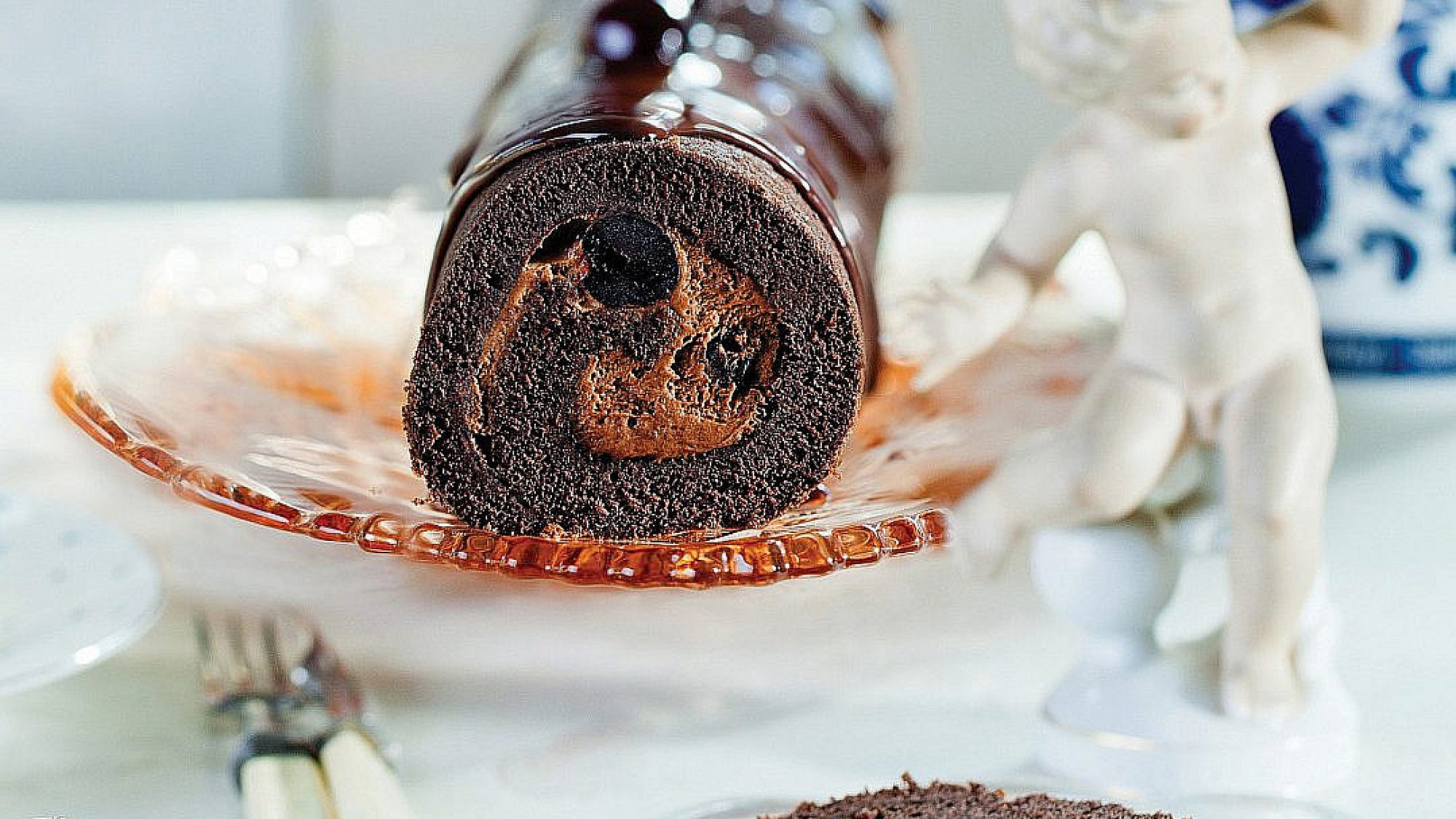 רולדת שוקולד מריר עם דובדבני אמרנה של רות אוליבר | צילום: בועז לביא | סגנון: עמית פרבר