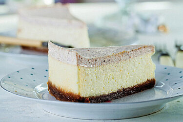 עוגת גבינה עם ציפוי שמנת וקינמון של רות אוליבר | צילום: בועז לביא | סגנון: עמית פרבר