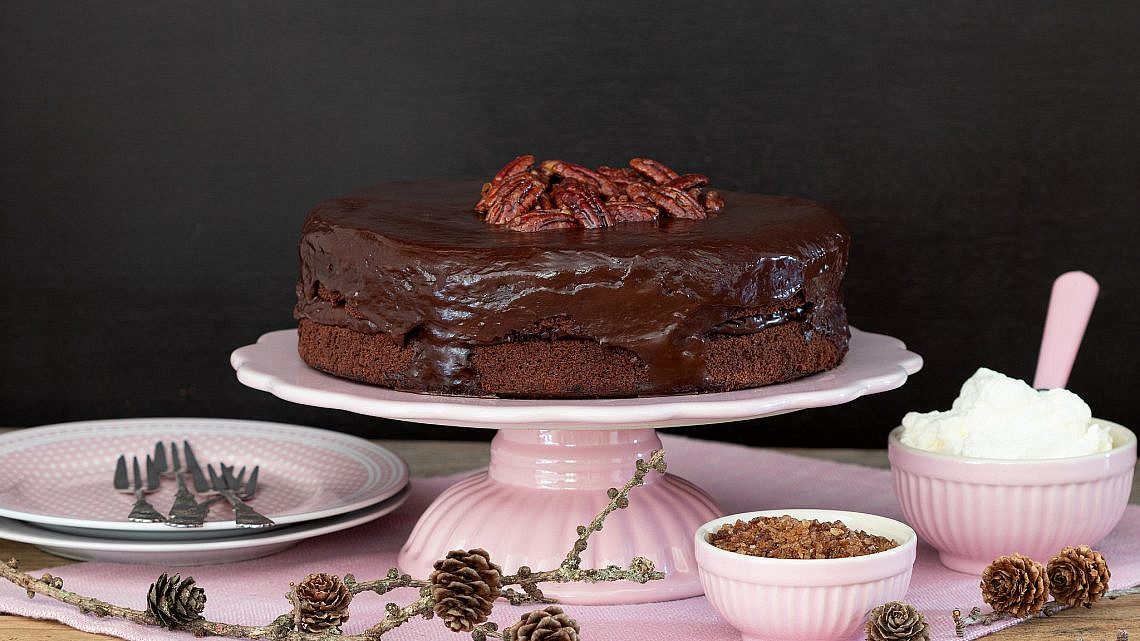 עוגת שוקולד ואגוזים בציפוי פקאנים מלוחים. צילום: shutterstock