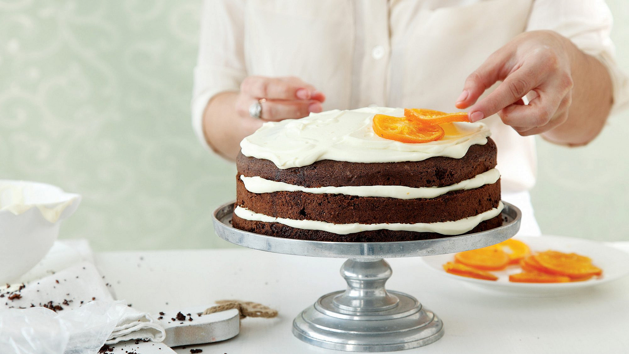 עוגת שכבות שוקולד עם פטיסייר תפוזים של חן שוקרון. צילום: דניה ויינר. סטיילינג: דיאנה לינדר